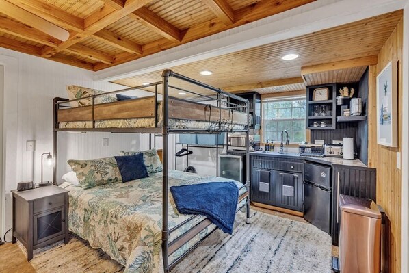 Travel crib, WiFi, bed sheets