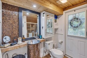 Shower, free toiletries, hair dryer, towels