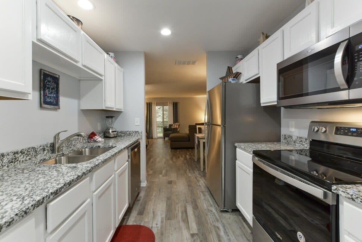 Kühlschrank, Mikrowelle, Ofen, Herdplatte