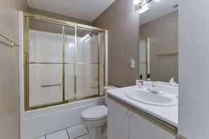 Douche, sèche-cheveux, serviettes fournies, savon