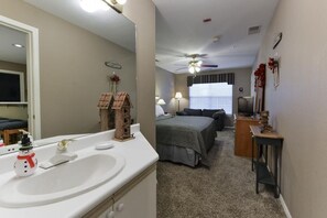 3 bedrooms, desk, iron/ironing board, WiFi