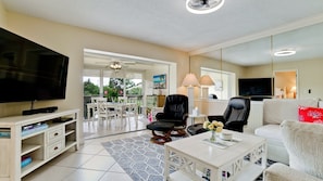 Smart TV - 2 bed condo close to AMI with a spectacular lake view! (Bradenton)