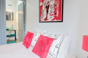 Room - Vrbo Property (La Celle-Saint-Cloud)