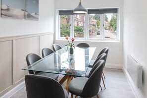 4 bedrooms - Host Stay Marguerita Road (Manchester)