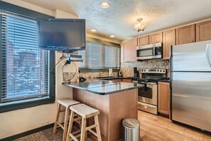 ثلاجة، ميكروويف، فرن، موقد طهي مسطح