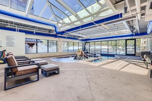 من حمّامات السباحة المغطاة