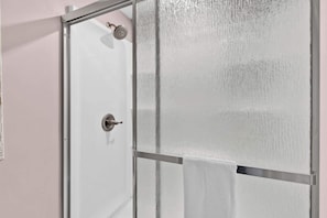 Dusche, Haartrockner, Shampoo