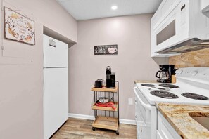 Kjøleskap, mikrobølgeovn, ovn og kokeplater