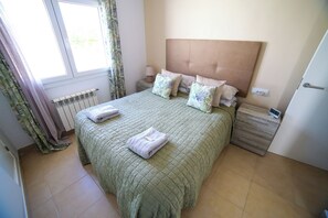 2 bedrooms, iron/ironing board, free WiFi, bed sheets - Immaculate 2-bed Villa With Private Pool (Torre-Pacheco)