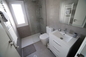 Shower, towels - Immaculate 2-bed Villa With Private Pool (Torre-Pacheco)