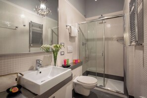 Premium One Bedroom Apartment | Baño