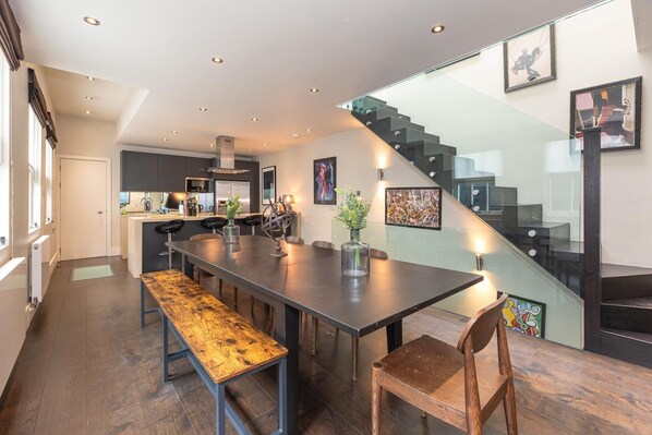 Dining - Spacious 4BR Victorian Estate in Kensington (London)