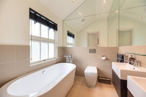 Casa | Baño | Tina con regadera, tina profunda, secadora de cabello, toallas 