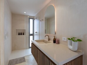 Shower, hair dryer, towels