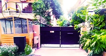 Fachada de la propiedad