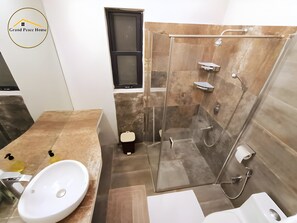 Shower, slippers, towels, soap - Grand Peace House II (Islamabad)