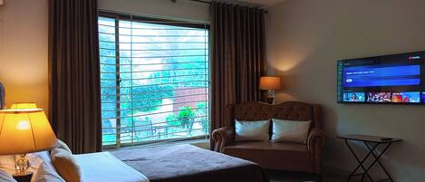 Deluxe Quadruple Room, 2 Queen Beds | Soundproofing, iron/ironing board, free WiFi