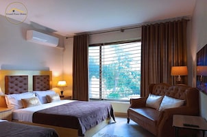 Deluxe Triple Room, Multiple Beds | Soundproofing, iron/ironing board (on request), WiFi (free)