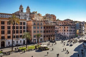 Memory-foam beds, in-room safe, desk, free cots/infant beds