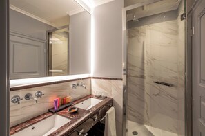 Room with View | Banyo | Ücretsiz banyo/kozmetik ürünleri, saç kurutma makinesi, bornoz, terlik 
