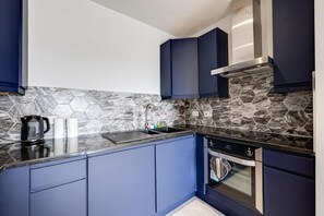 Kühlschrank, Mikrowelle, Ofen, Herdplatte