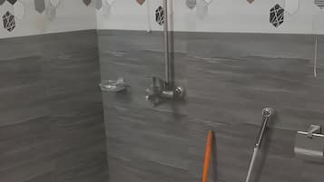 Deluxe tweepersoonskamer | Badkamer | Gratis toiletartikelen, handdoeken, zeep, toiletpapier