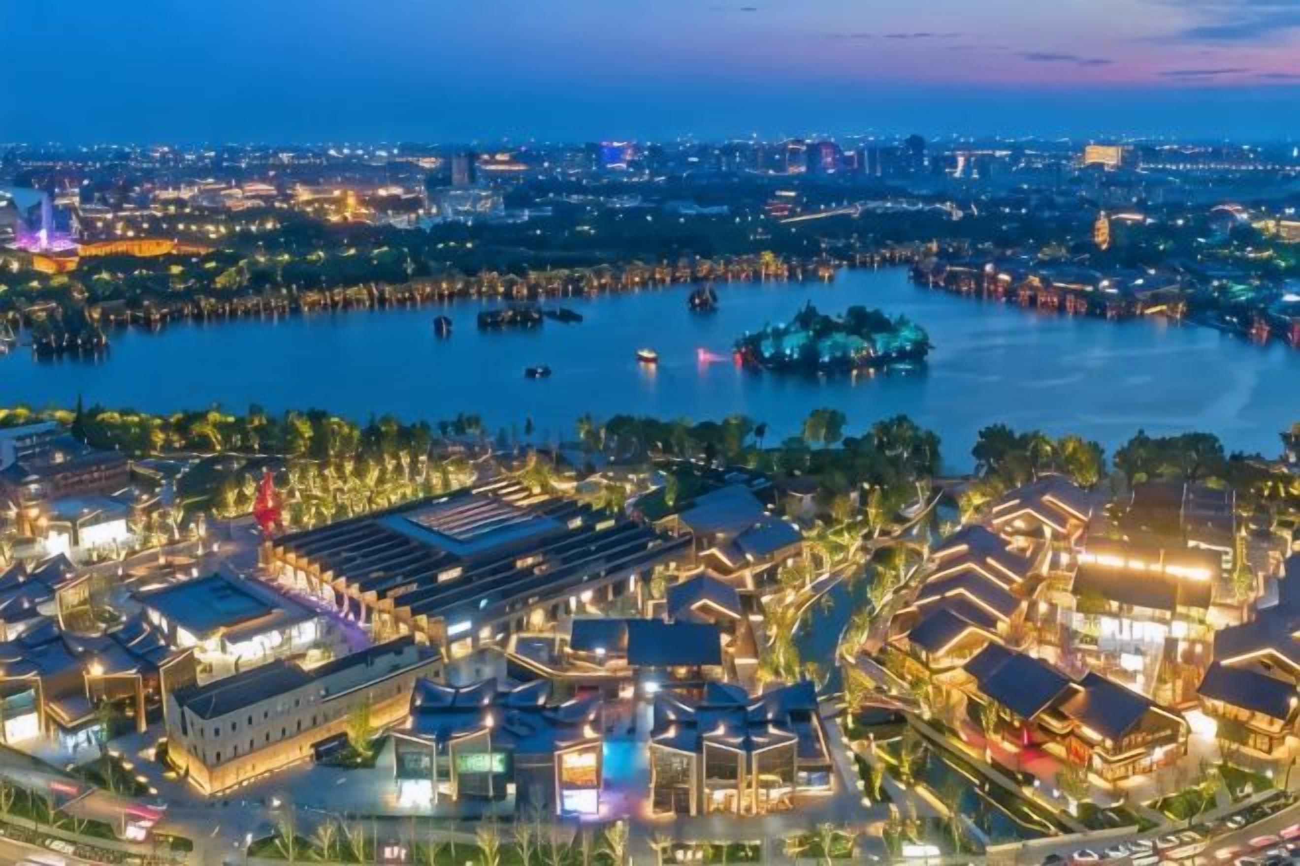 Un hôtel situé au bord de l’eau, composé de plusieurs bâtiments, doté d’une marina et donnant sur une vaste étendue d’eau.