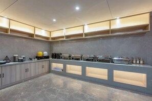 A modern kitchen with a marble countertop, built-in cabinets, and a breakfast bar. - GYA Hotel (Jiaxing Nanhu Scenic Area Nanhu Tiandi) (Jiaxing)