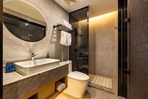 A modern bathroom with a large sink, mirror, and toilet. - GYA Hotel (Jiaxing Nanhu Scenic Area Nanhu Tiandi) (Jiaxing)