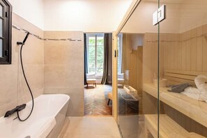 Dusj, hårføner, håndklær og såpe