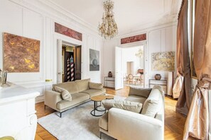 Smart-TV, peis og bøker