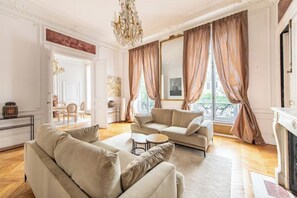 Smart-tv, een open haard en boeken