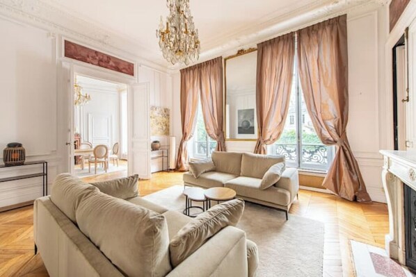 Smart-TV, peis og bøker