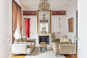 Smart-tv, een open haard en boeken