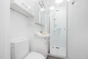 Apartment, 2 Bedrooms, Balcony | Bathroom | Shower, hair dryer, towels, soap - Cosy Apartment With Smart TV by Renters (Warsaw)
