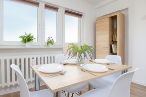 2 bedrooms, iron/ironing board, free WiFi, bed sheets - Cosy Apartment With Smart TV by Renters (Warsaw)