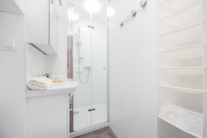 Departamento, 2 habitaciones, balcón | Baño | Regadera, secadora de cabello, toallas, jabón 