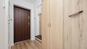 Appartement, 2 chambres, balcon | 2 chambres, fer et planche à repasser, accès au Wi-Fi (inclus)