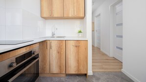 Appartement, 2 chambres, balcon | Cuisine privée | Réfrigérateur, four à micro-ondes, un four, surface de cuisson