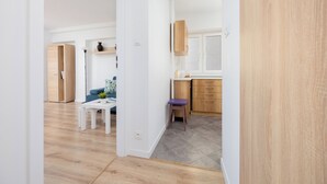 Appartement, 2 chambres, balcon | 2 chambres, fer et planche à repasser, accès au Wi-Fi (inclus)