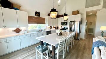 冰箱、微波炉、烤箱、炉灶