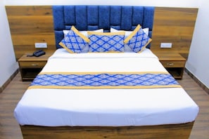 Deluxe Double Room, City View | In-room safe, desk, laptop workspace, soundproofing