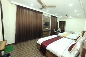 ห้องแฟมิลี่สำหรับสี่ท่าน | ตู้นิรภัยในห้องพัก, โต๊ะทำงาน, พื้นที่ทำงานแบบใช้แล็ปท็อป, ห้องเก็บเสียง