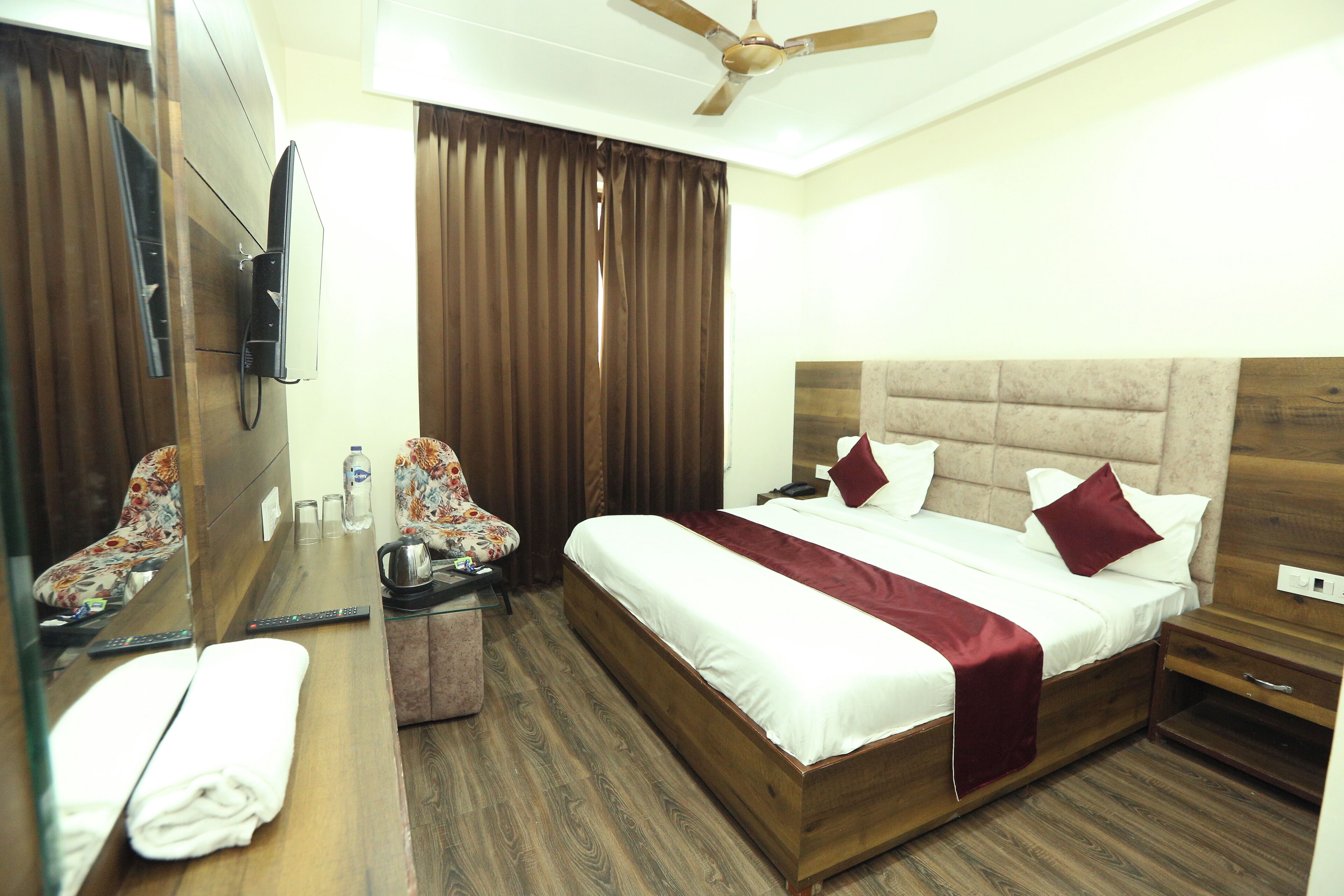Deluxe Double Room, City View | In-room safe, desk, laptop workspace, soundproofing