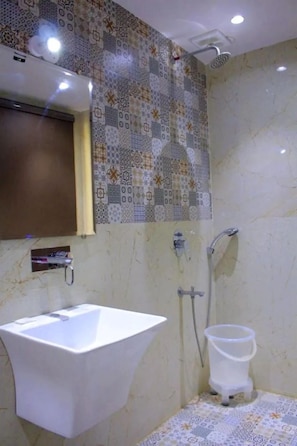 Shower, hair dryer, slippers, towels - HOTEL KANDA CONTINENTAL  (Amritsar)