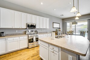 Interior - Hot Tub & On-site Hiking: Phoenix Retreat! (Phoenix)