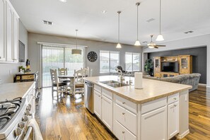 Interior - Hot Tub & On-site Hiking: Phoenix Retreat! (Phoenix)