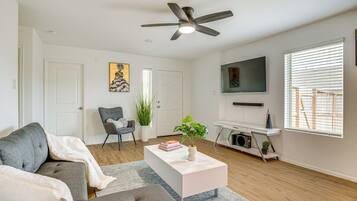 Téléviseur, console de jeux vidéo, livres