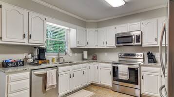 House (3 Bedrooms) | Interior