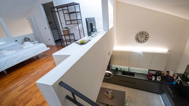 Un apartamento moderno con cocina, comedor y un dormitorio.